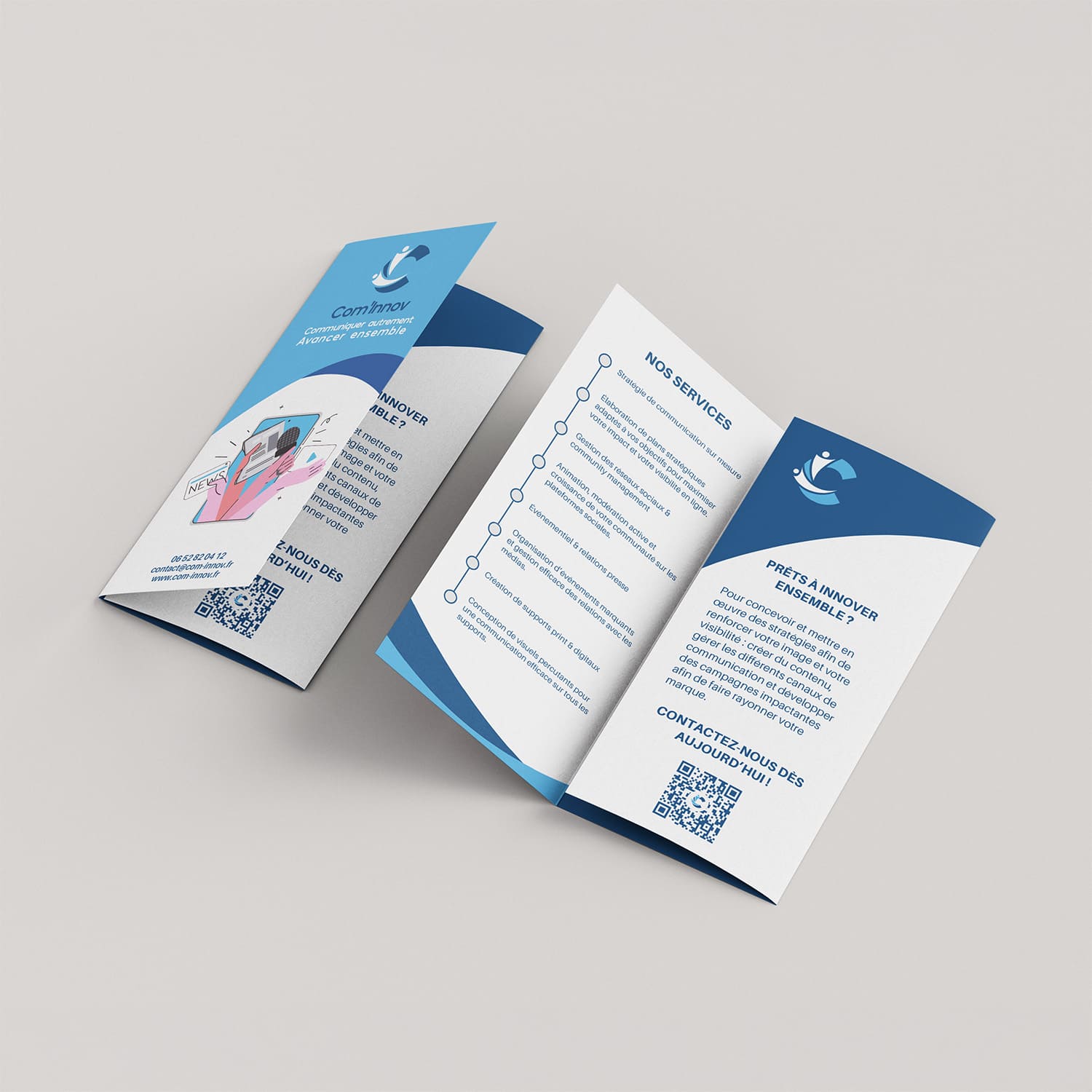 Mockup d'un dépliant publicitaire à trois volets conçu pour l'agence Com'Innov. Le design graphique, décliné en bleu et blanc, présente les services de communication, l'identité visuelle et les coordonnées avec un QR code.